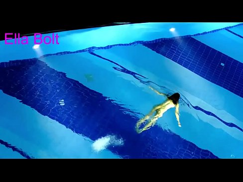 ❤️ Handikwanise kumira kuona, mudiki blonde akabatwa achishambira asina kupfeka muELLA BOLT resort pool 